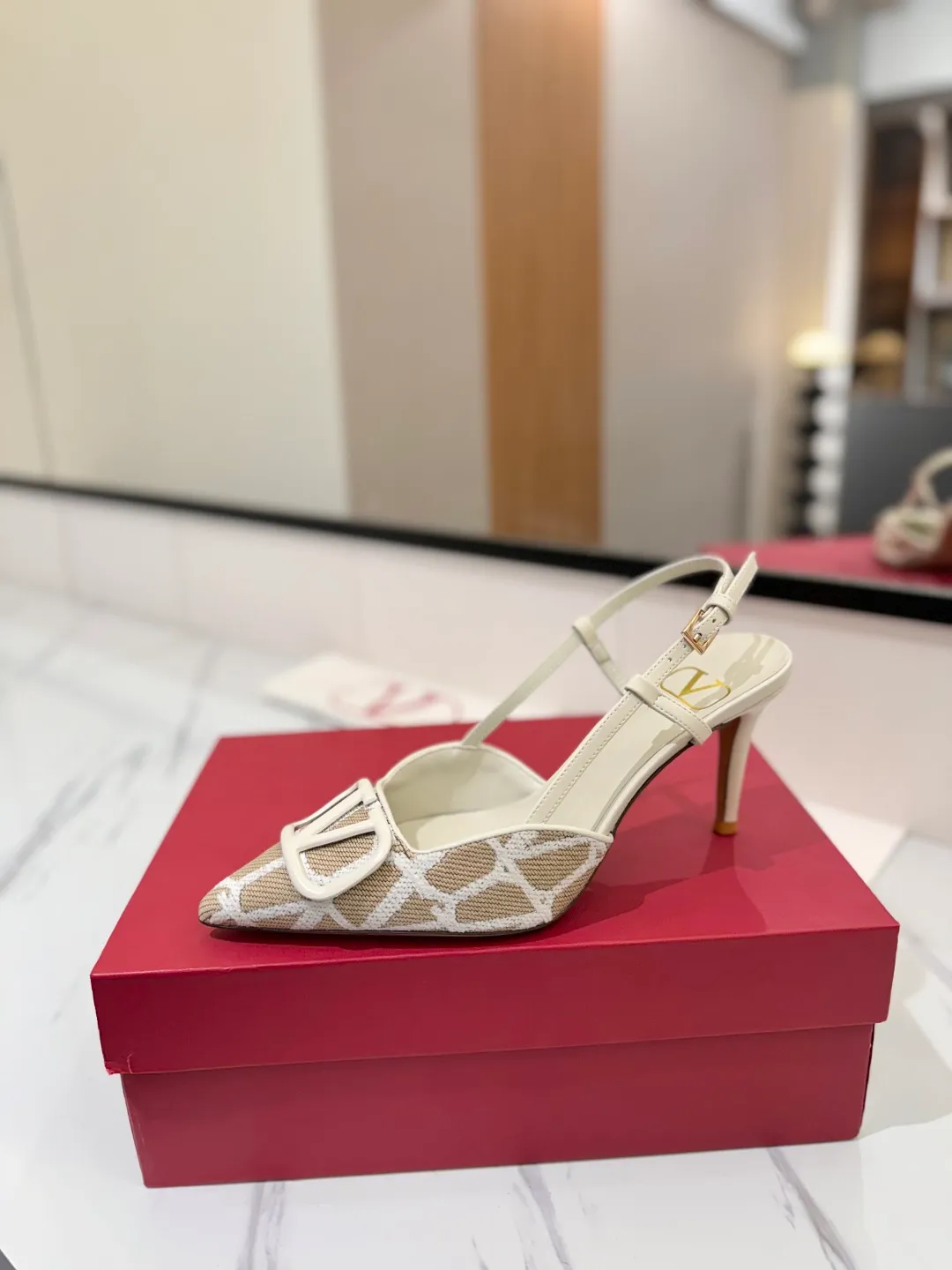 💕💕Factory direct selling price p520💕💕 Valentino VALENTINO's latest Valentino GaravaniV logo sling-back high heels with VLogo Signature decoration - Platinum tone VLogoSignature decoration ♡Elegant style, creating a different feeling! ♡It is an indispensable shoe in your shoe cabinet! ♡Simple temperament style, the highest version on the market♡ ◆ Material: Woolen cloth material◆ ◆ Lining and feet: imported goatskin◆ ◆ Outsole: Italian genuine leather outsole ◆ ◆ Heel height: ❽𝙘𝙢 ◆ ♡ show bdetails ♡ ———————————— ◢size. |35-39 (34.40 41 42 customized)◣
